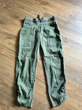 lululemon athletica Women’s Dance Studio Mid-Rise Olive Cropped Pants Sz 6